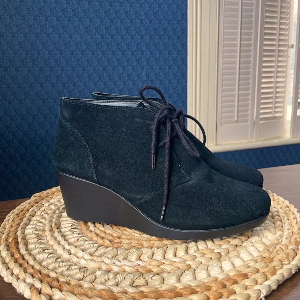 Crocs dual comfort wedge heel bootie ladies size 8.5 black suede